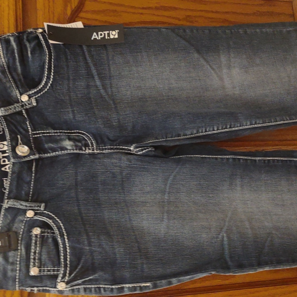 APT.9 Capri Size4 with Rhinestones on back pockets. Brand New, 15 inches wide.